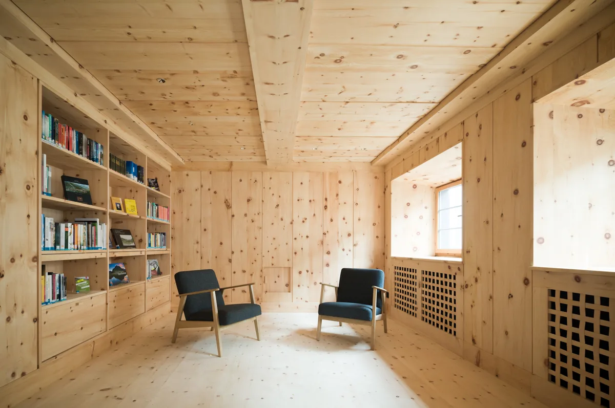 Die architektonische Qualität und das moderne Bibliothekskonzept sorgen überregional für Beachtung. Eindrücke von der Bibliothek Ilanz/Glion.